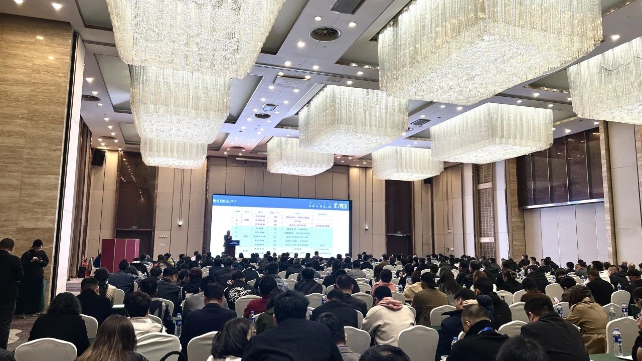 “爆品”来袭，签简单直！！！ 122cc太阳成智能艳服亮相第八届天下高空作业平台租赁大会