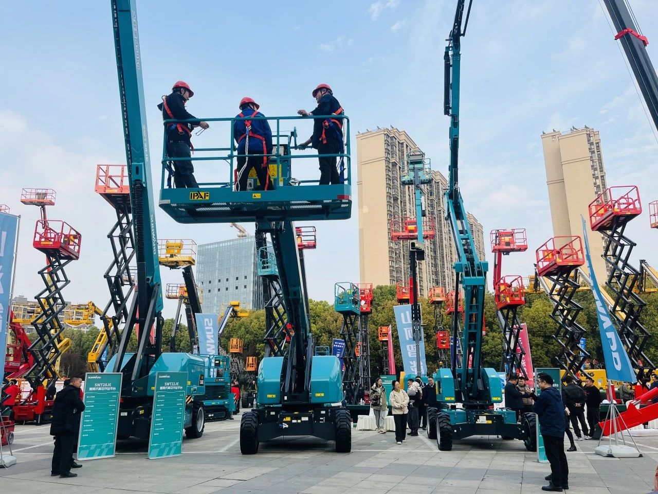 “爆品”来袭，签简单直！！！ 122cc太阳成智能艳服亮相第八届天下高空作业平台租赁大会