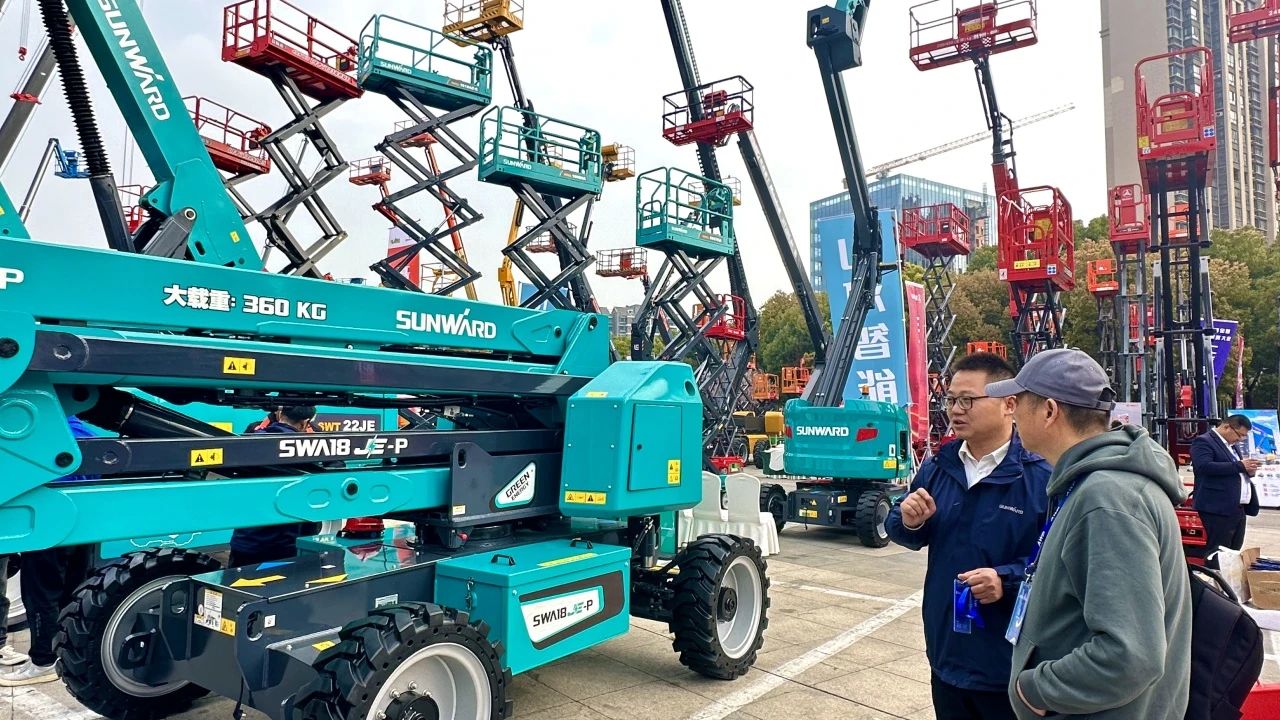 “爆品”来袭，签简单直！！！ 122cc太阳成智能艳服亮相第八届天下高空作业平台租赁大会