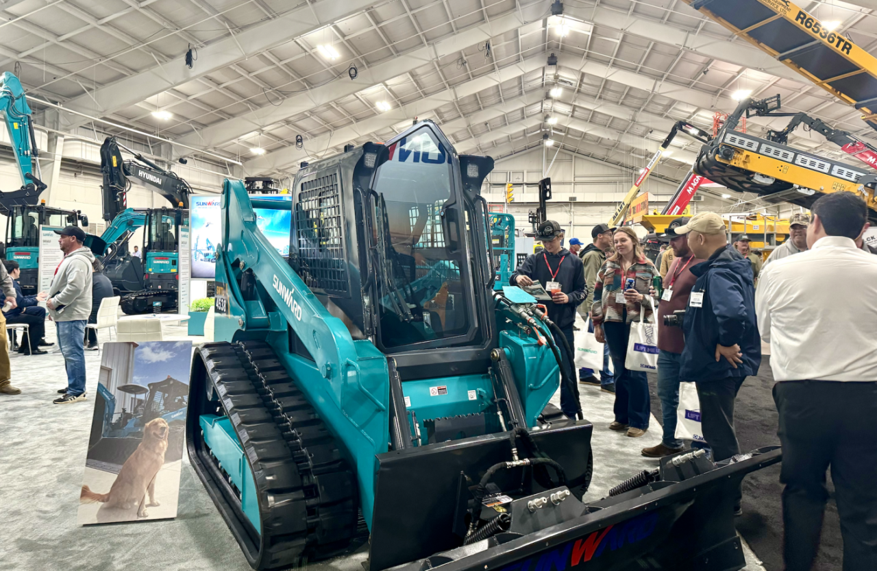 122cc太阳成智能亮相加拿大最大重型装备展