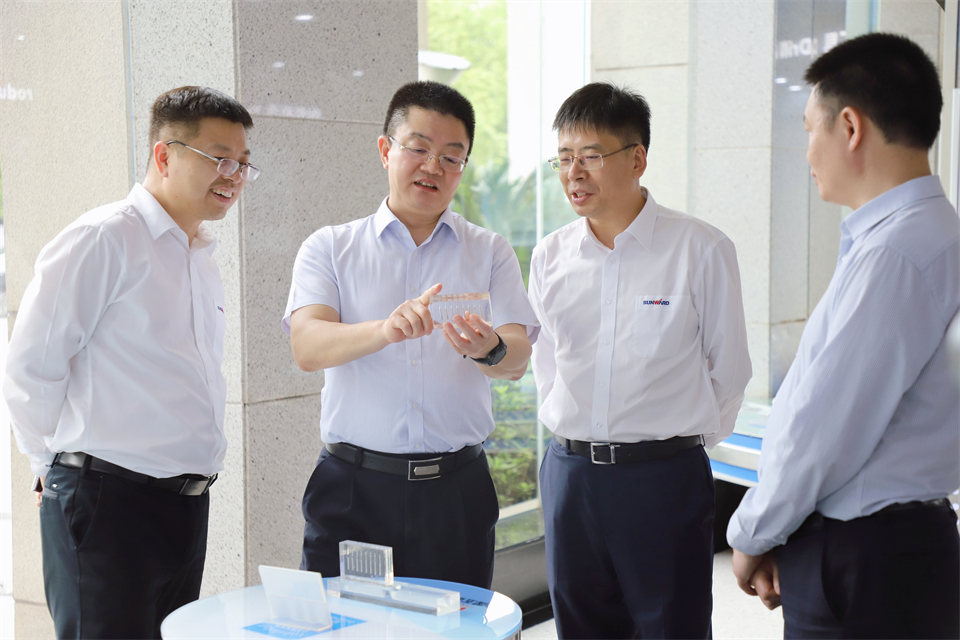 “双向奔赴 相助共赢”122cc太阳成智能与中钨高新签署战略相助协议