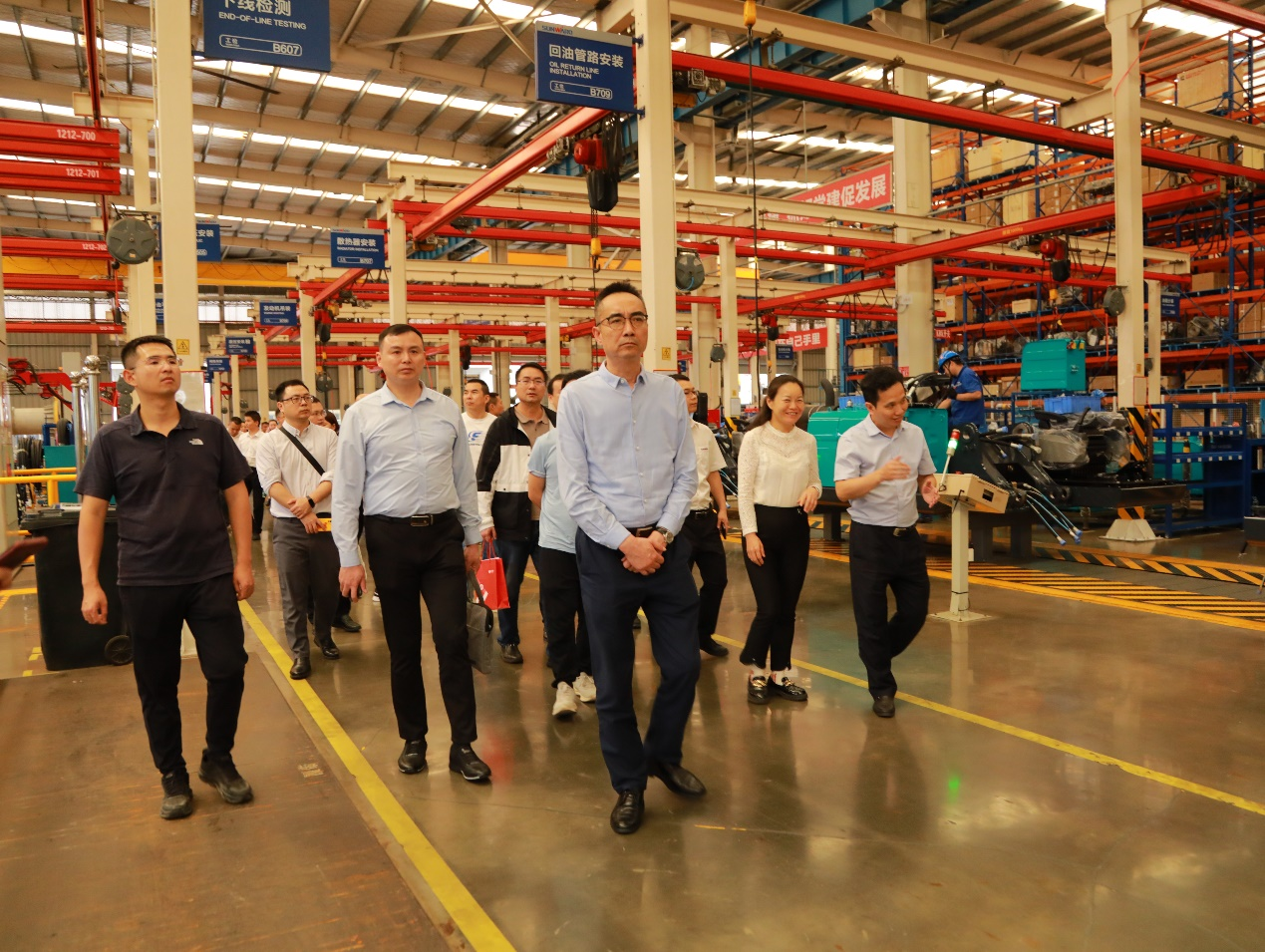 湘潭市工信局带队莅临122cc太阳成智能开展智能制造现场观摩交流活动