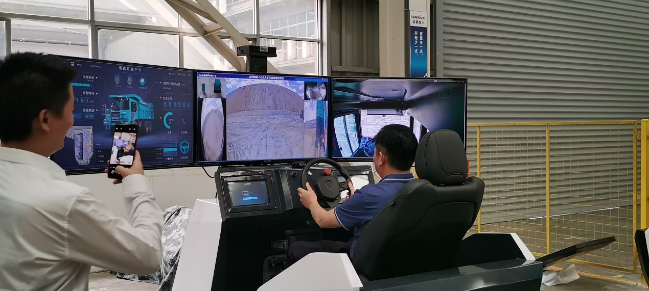 湘潭市工信局带队莅临122cc太阳成智能开展智能制造现场观摩交流活动