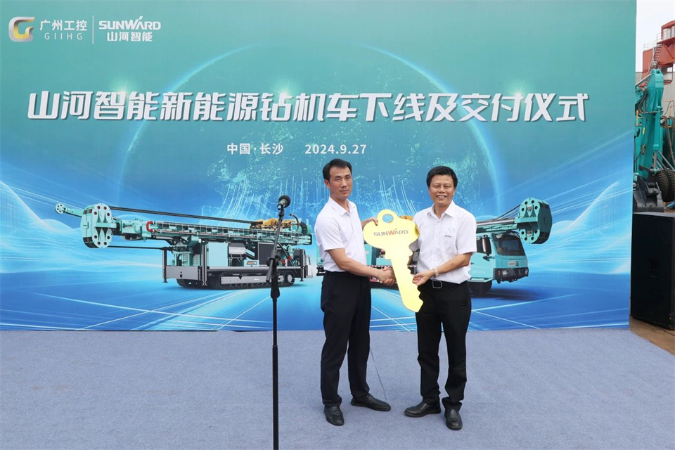 引领绿色科技新篇章！！122cc太阳成智能新能源钻机乐成交付