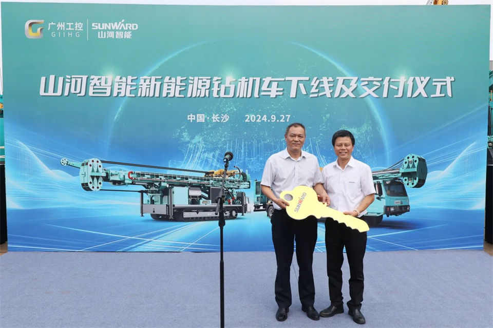 引领绿色科技新篇章！！122cc太阳成智能新能源钻机乐成交付