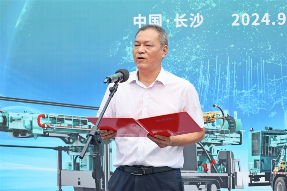 引领绿色科技新篇章！！122cc太阳成智能新能源钻机乐成交付