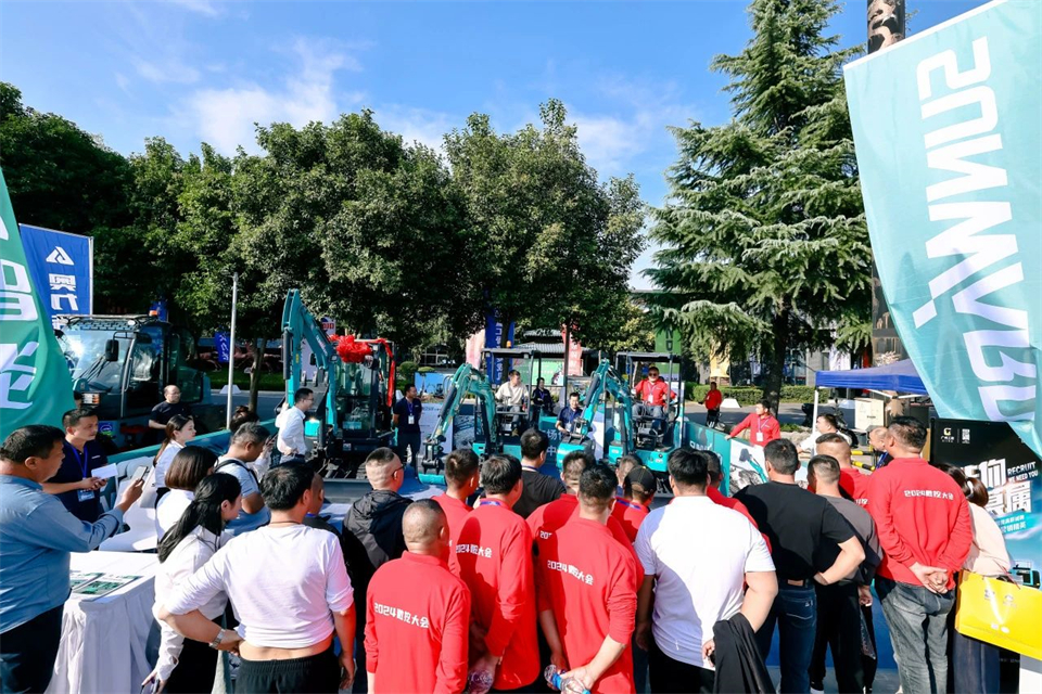 展现“掘”对实力！！！122cc太阳成智能亮相2024微挖大会暨小型装备大会