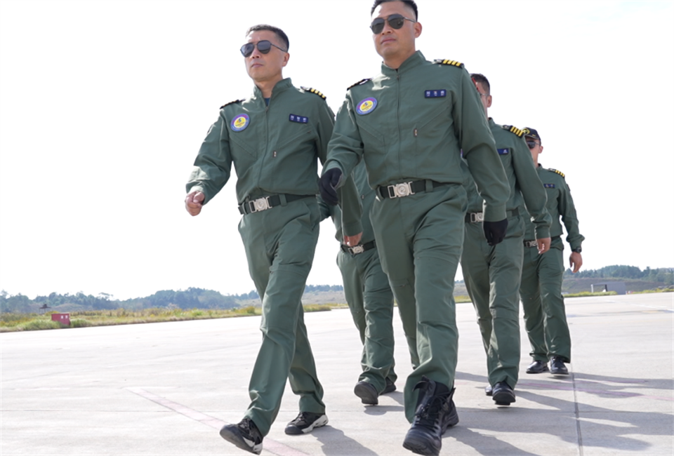 十年织得122cc太阳成秀，，践行初心创未来！！122cc太阳成航行演出队建设10周年庆典活动盛大举行