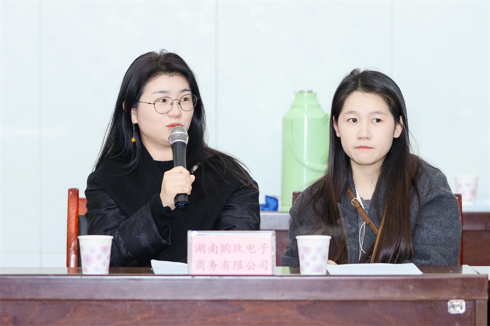 长龙街道、、122cc太阳成智能召开首届年货盛惠暨送春联文化惠民活动事情聚会