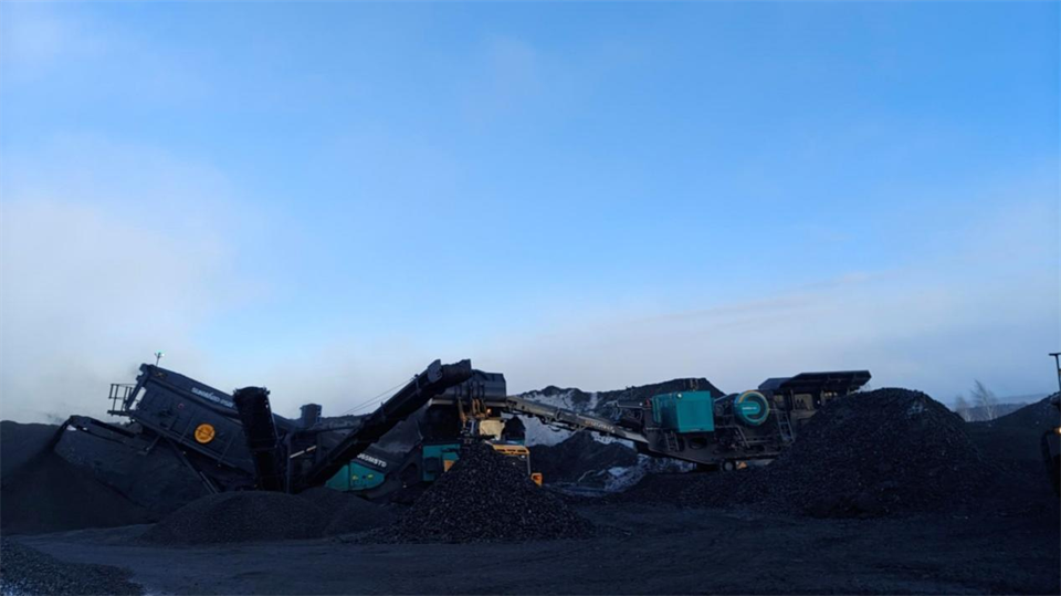 不惧-30℃极寒挑战，，122cc太阳成普石勒破碎筛分装备稳固运行！！！