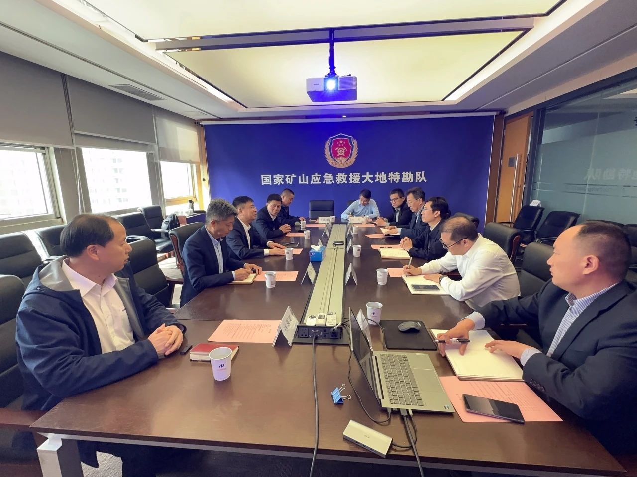 122cc太阳成智能董事长付向东带队造访中煤地质总局、、、大地特勘公司