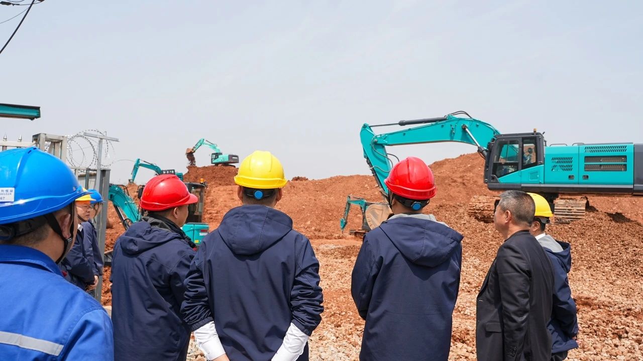 聚焦市场需求，122cc太阳成智能三款精品工程液压挖掘机乐成下线