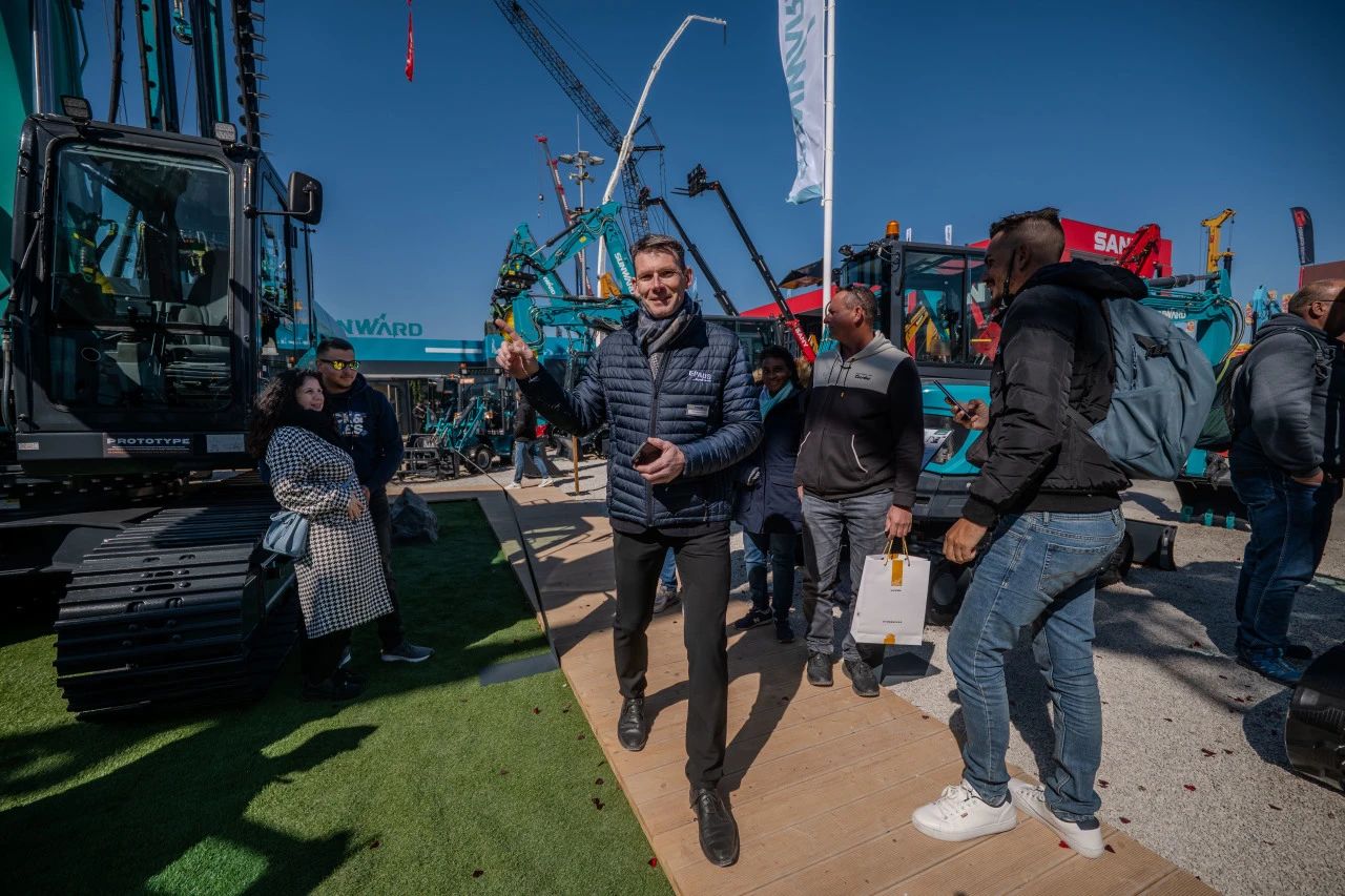 122cc太阳成智能董事长付向东：：：以绿色智造与全球战略解锁中国工程机械的进阶密码