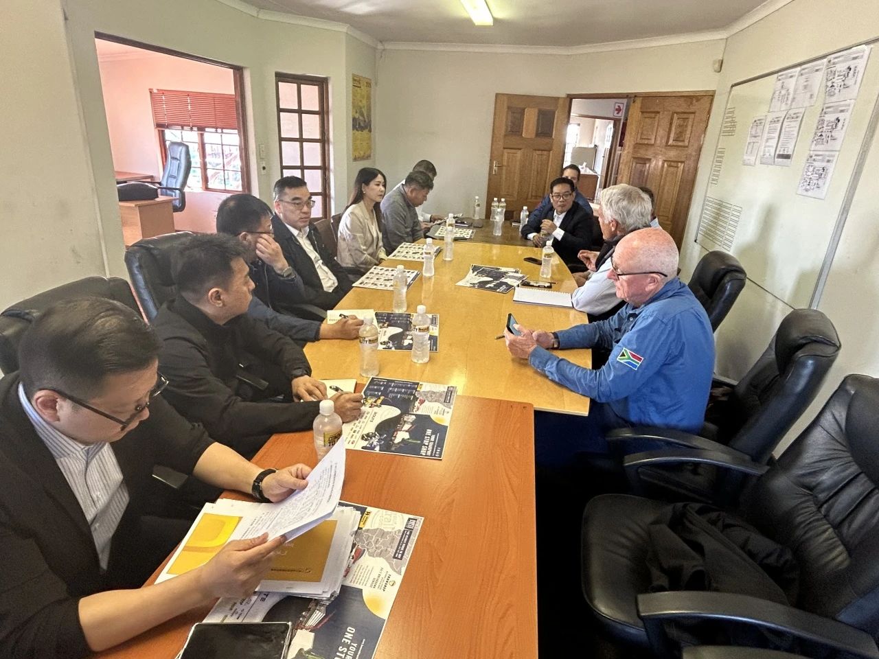 广州工控集团总司理王福铸率队考察122cc太阳成智能南非子公司