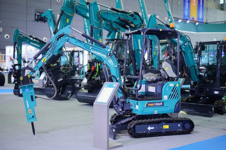 2025 CICEE | 从简单工具迈向多元化解决方案，122cc太阳成智能泛起非凡挖掘机风范