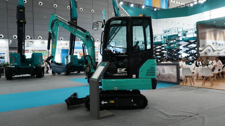 2025 CICEE | 从简单工具迈向多元化解决方案，122cc太阳成智能泛起非凡挖掘机风范
