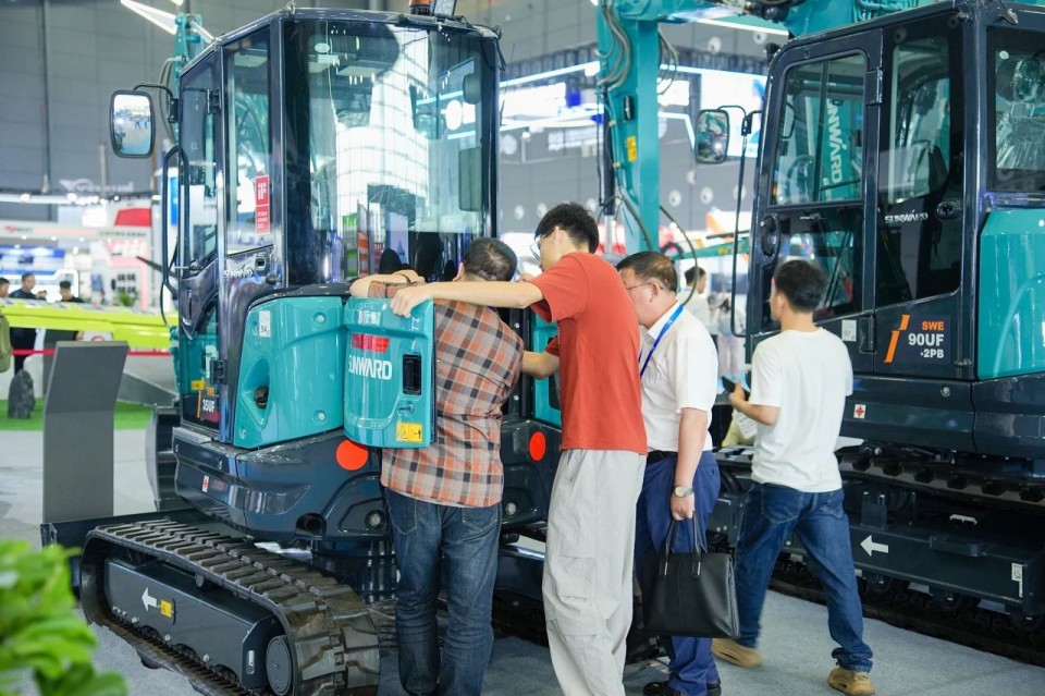 2025 CICEE | 从简单工具迈向多元化解决方案，122cc太阳成智能泛起非凡挖掘机风范