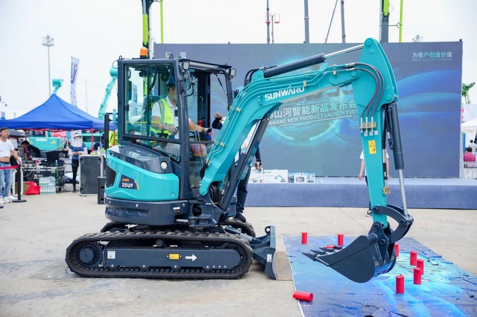 2025 CICEE | 从简单工具迈向多元化解决方案，122cc太阳成智能泛起非凡挖掘机风范