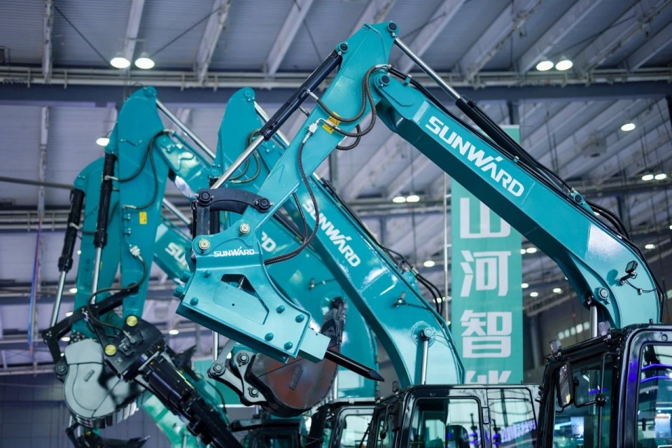 2025 CICEE | 从简单工具迈向多元化解决方案，122cc太阳成智能泛起非凡挖掘机风范