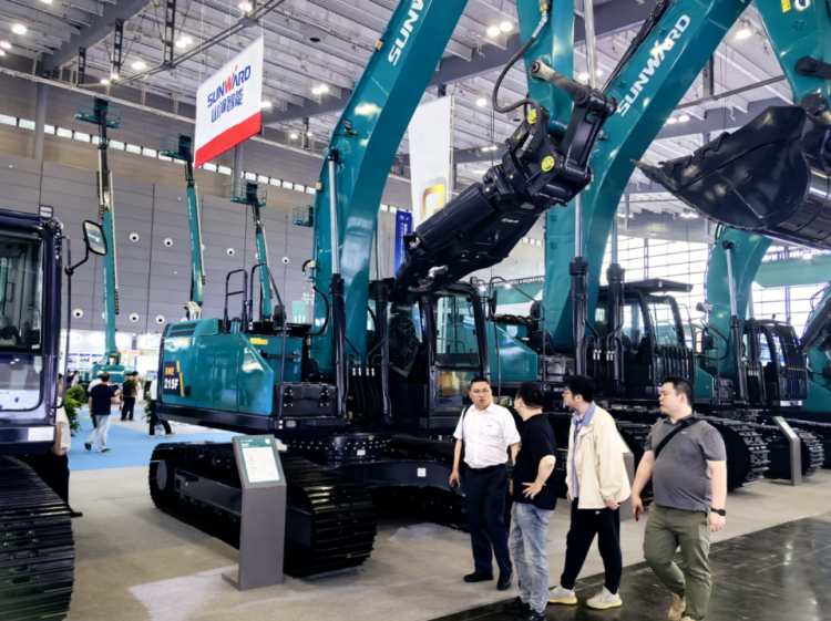 2025 CICEE | 打造极致精品化，122cc太阳成智能挖掘机“圈粉”长沙展