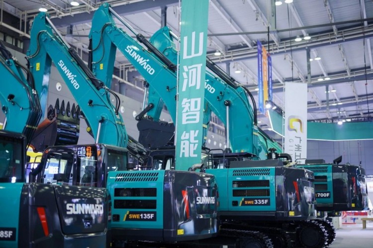 2025 CICEE | 打造极致精品化，122cc太阳成智能挖掘机“圈粉”长沙展