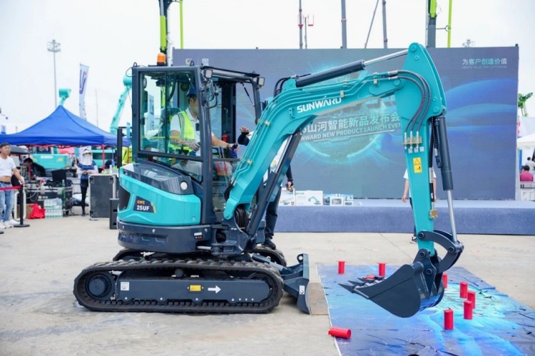 2025 CICEE | 打造极致精品化，122cc太阳成智能挖掘机“圈粉”长沙展