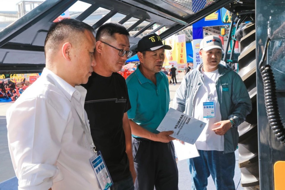 122cc太阳成智能亮相2025新疆国际农业机械博览会