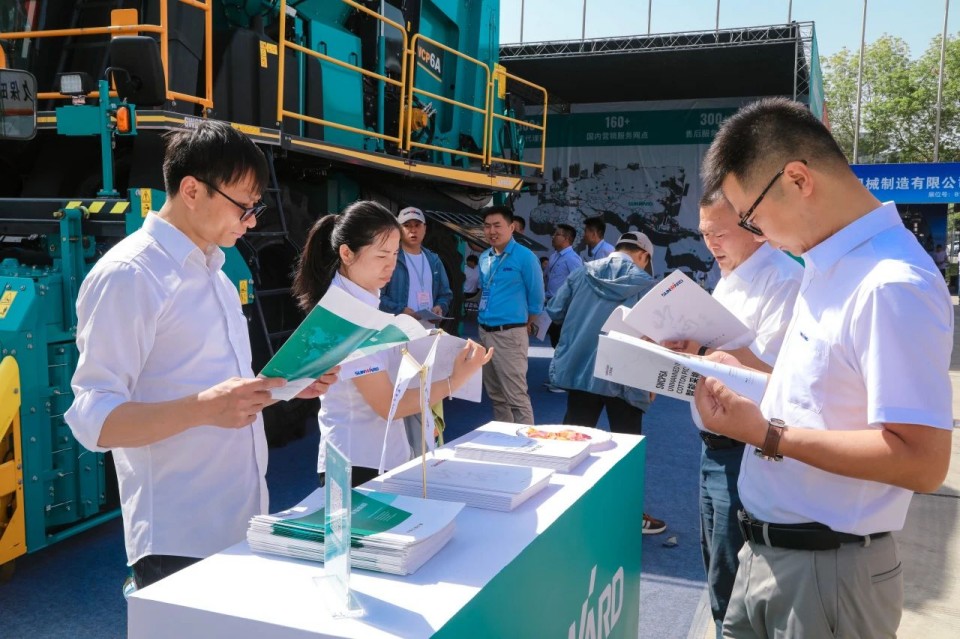 122cc太阳成智能亮相2025新疆国际农业机械博览会