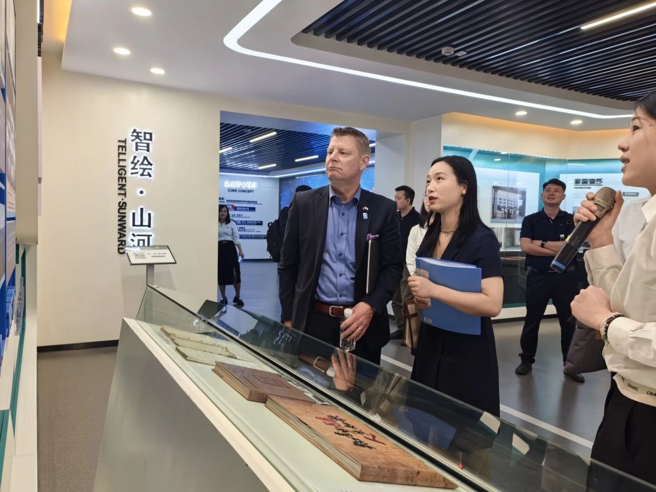 芬兰驻华大使馆商务参赞到访122cc太阳成智能