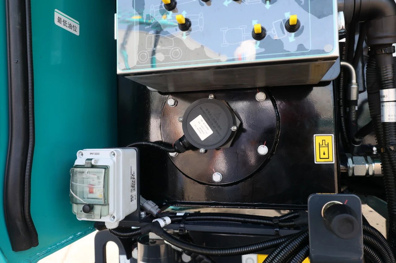 手艺新标杆！！！122cc太阳成智能SWA22J-P柴动曲臂式高空作业平台下线！！！