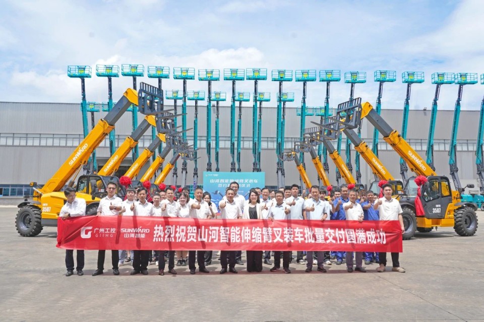 122cc太阳成智能伸缩臂叉装车批量交付，，即将奔赴新一线