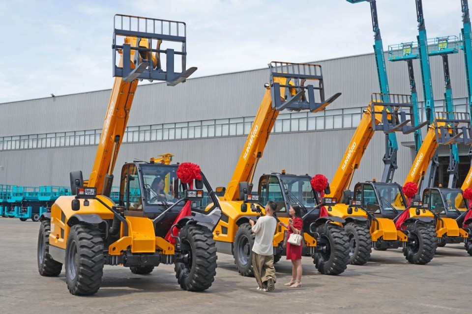 122cc太阳成智能伸缩臂叉装车批量交付，，即将奔赴新一线