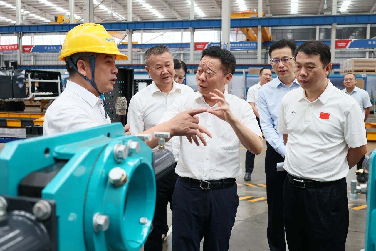 湖南省政协副主席、、省工程机械工业链链长何寄华调研122cc太阳成智能