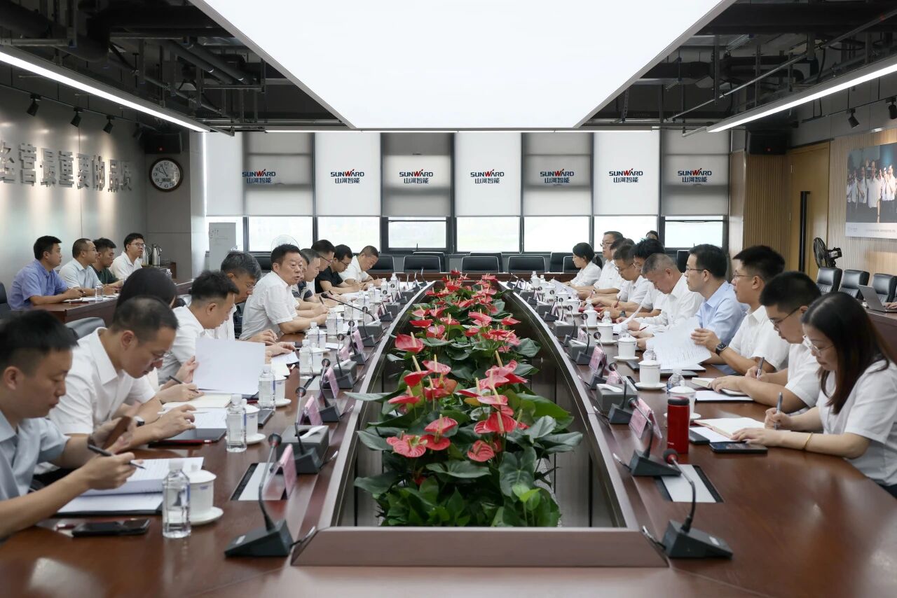 湖南省政协副主席、、省工程机械工业链链长何寄华调研122cc太阳成智能