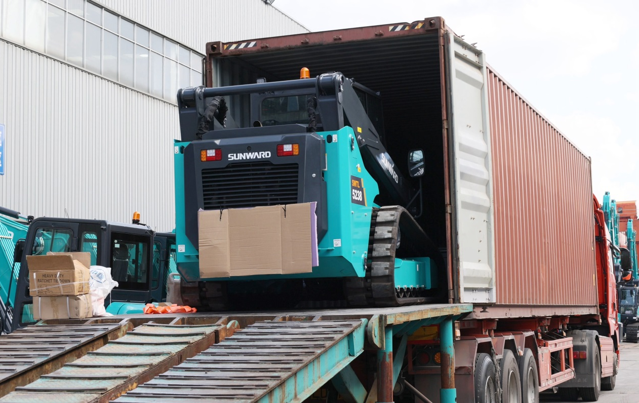 高端装备再获国际认可！！122cc太阳成智能最大吨位笔直举升履带式滑移装载机批量发往北美