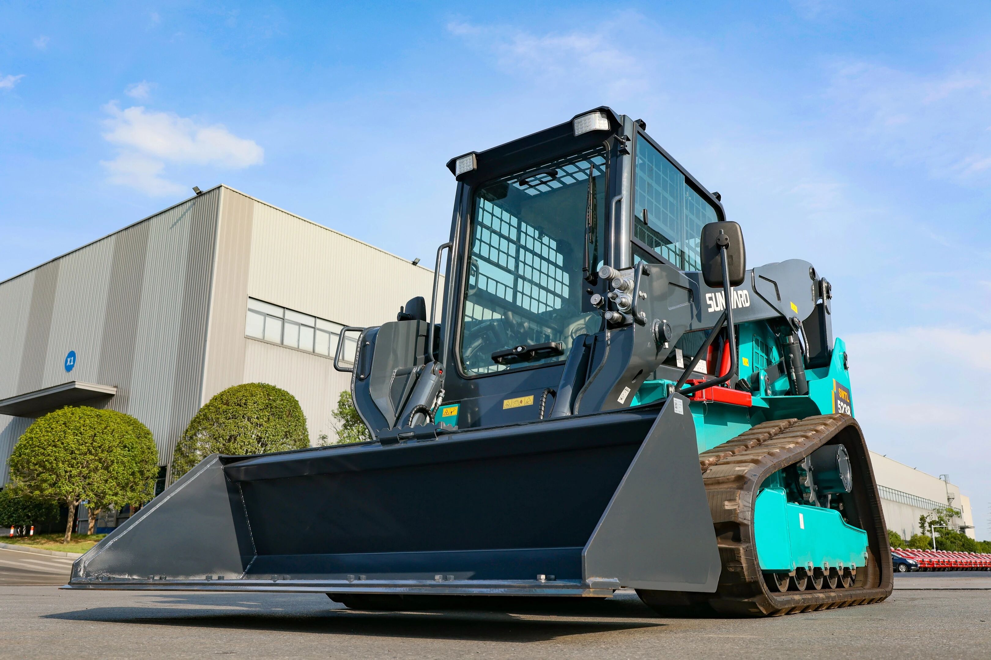 高端装备再获国际认可！！122cc太阳成智能最大吨位笔直举升履带式滑移装载机批量发往北美