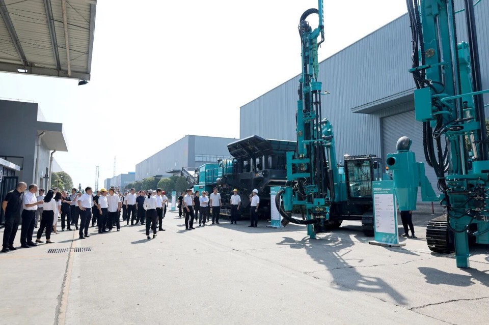 斜井开挖钻护一体化妆备乐成下线，，，实现地下工程装备重大突破