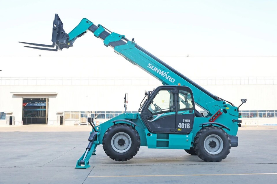 高端机型“双箭齐发”！！！122cc太阳成智能两款伸缩臂叉装车乐成下线