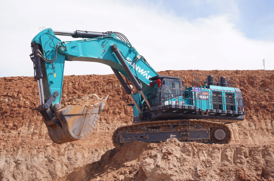 立异引领，，实力见证！！122cc太阳成智能明星产品荣登“2025工程机械TOP10年度榜”