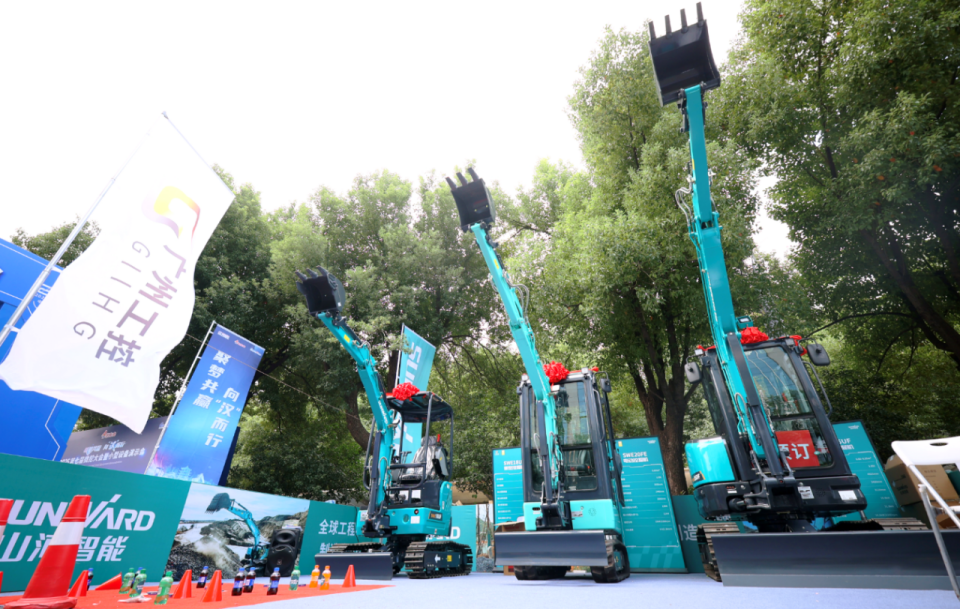 122cc太阳成智能微挖“天团”闪灼武汉，，引领绿色施工潮流