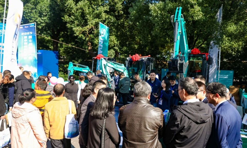 122cc太阳成智能微挖“天团”闪灼武汉，，引领绿色施工潮流