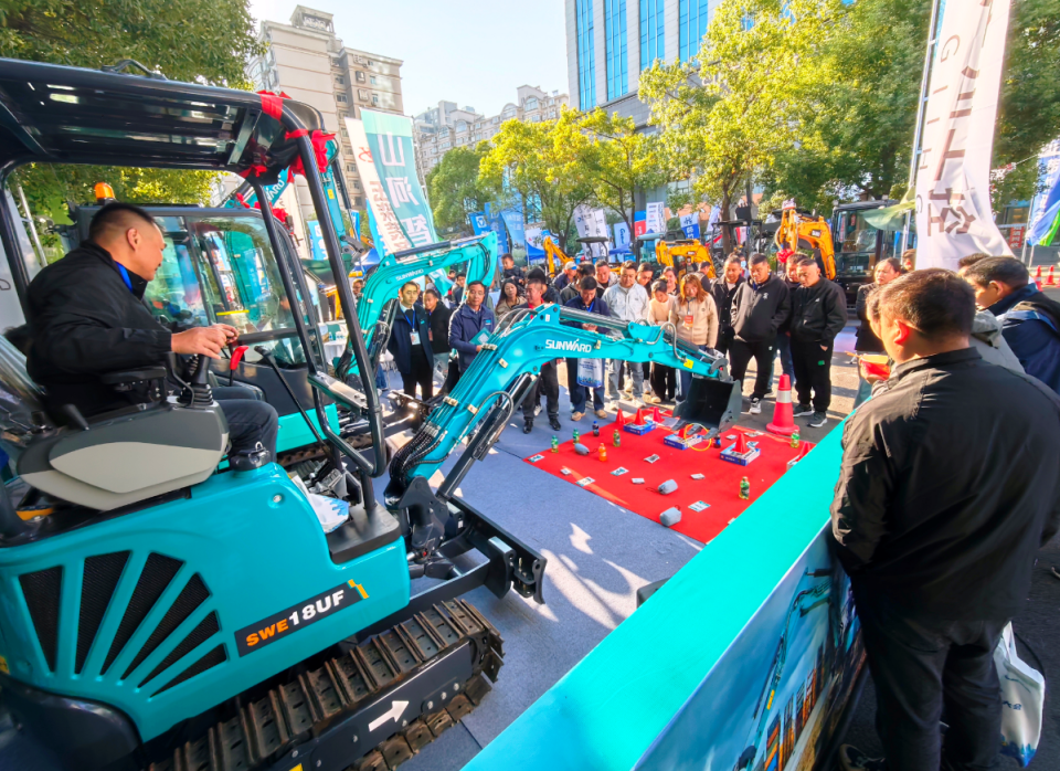 122cc太阳成智能微挖“天团”闪灼武汉，，引领绿色施工潮流