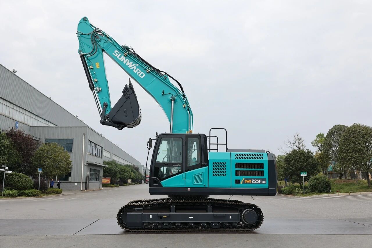 “双子星”闪灼！！122cc太阳成智能两款履带式液压挖掘机乐成下线