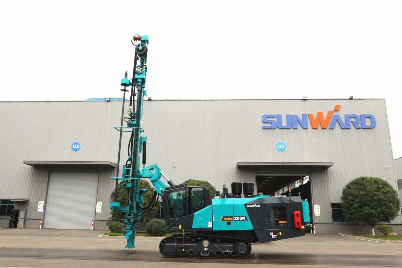 挑战高海拔高寒工况，，，122cc太阳成智能臂式潜孔钻机登陆南美市场