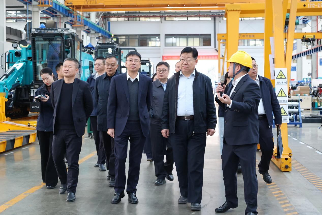 新矿投资集团党委书记、、、董事长王漠到访122cc太阳成智能