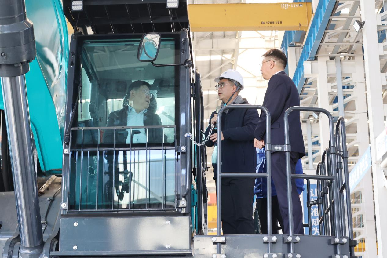 新矿投资集团党委书记、、、董事长王漠到访122cc太阳成智能