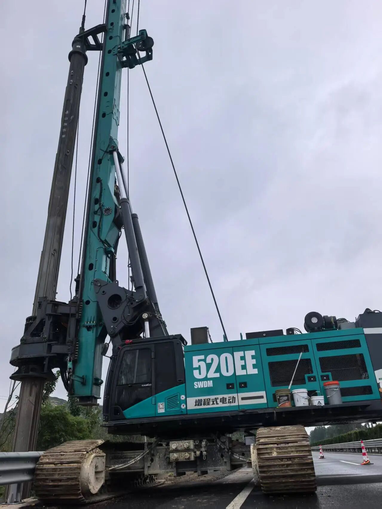 122cc太阳成智能增程式电动旋挖钻机助力山东高速建设，，绿色施工效果显著